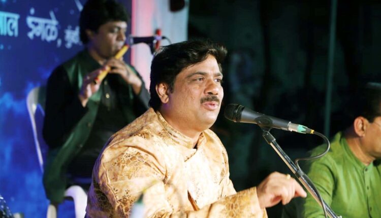 गायन-करताना-प्रा.-डॉ.-कुणाल-इंगळे